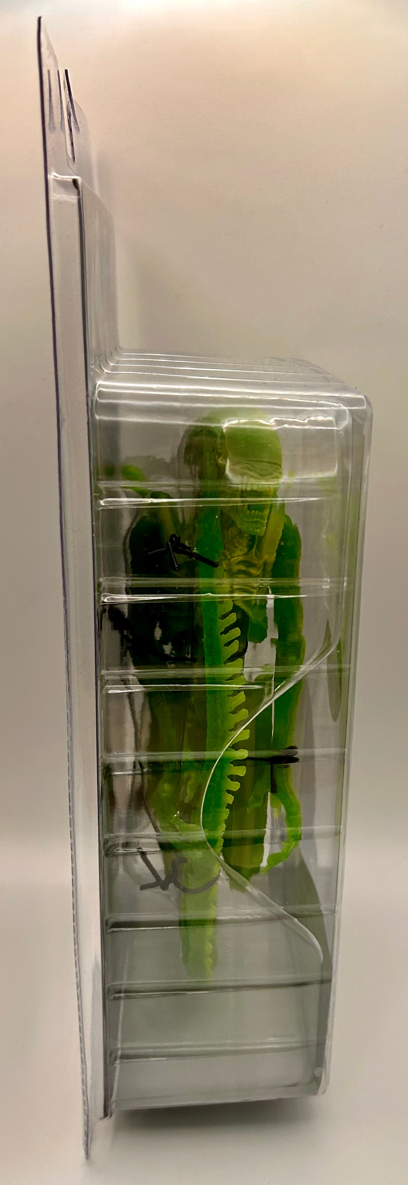 Neca AVP Thermal Vision Warrior Alien Figure (Gitd) (18 cm)